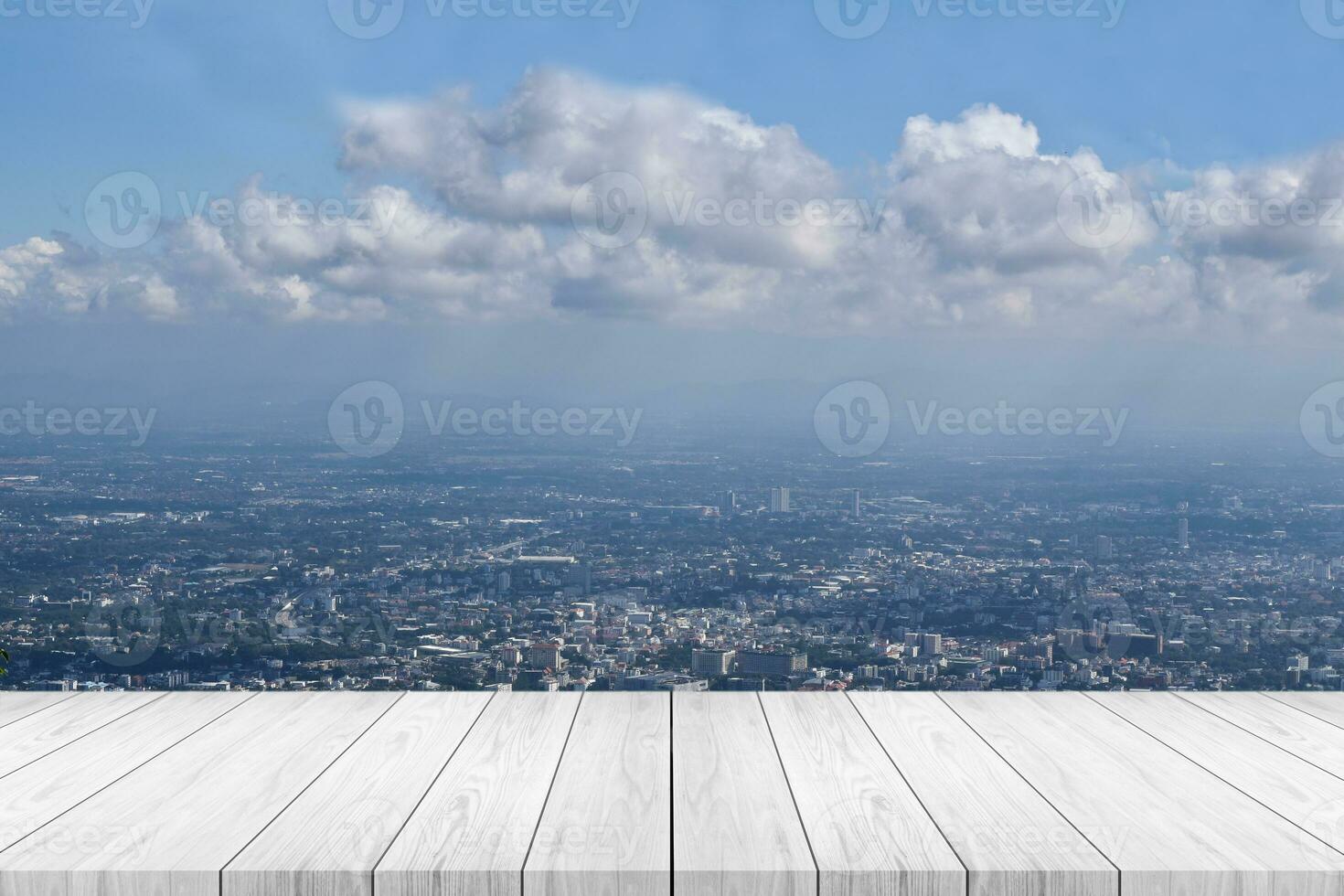 mesa de madera blanca sobre fondo de vista de la ciudad. para exhibición de productos o montaje. foto