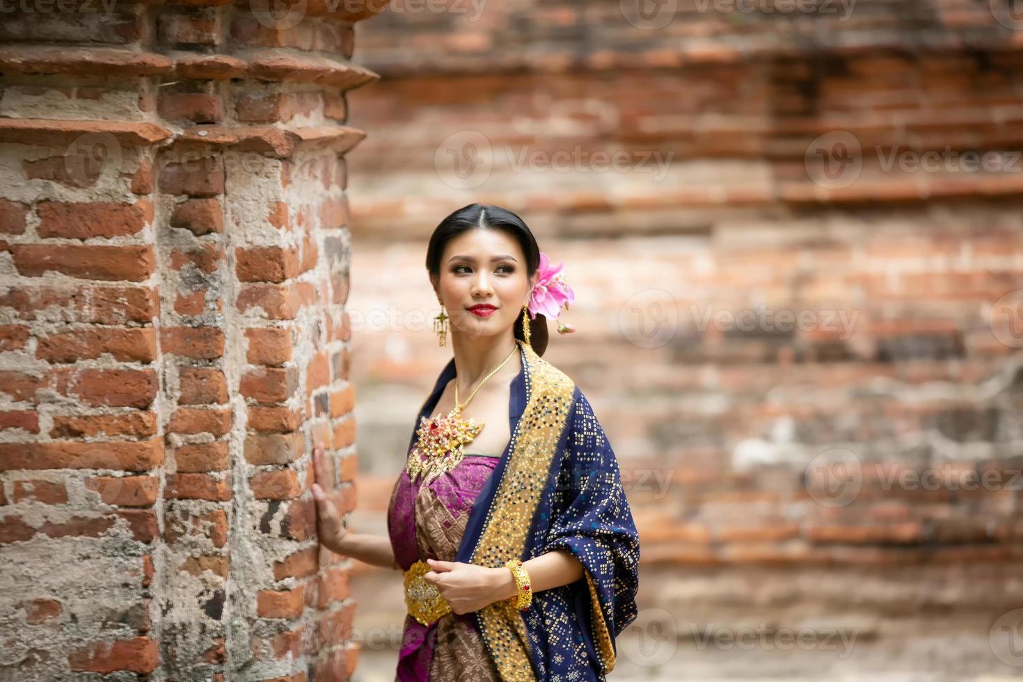 señora balinesa en traje tradicional foto