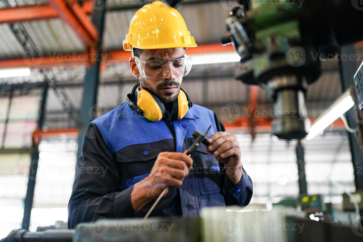 hombres profesionales, ingenieros, habilidades de los trabajadores, calidad, mantenimiento, trabajadores de la industria de capacitación, taller de almacén para operadores de fábrica, producción de equipos de ingeniería mecánica. foto