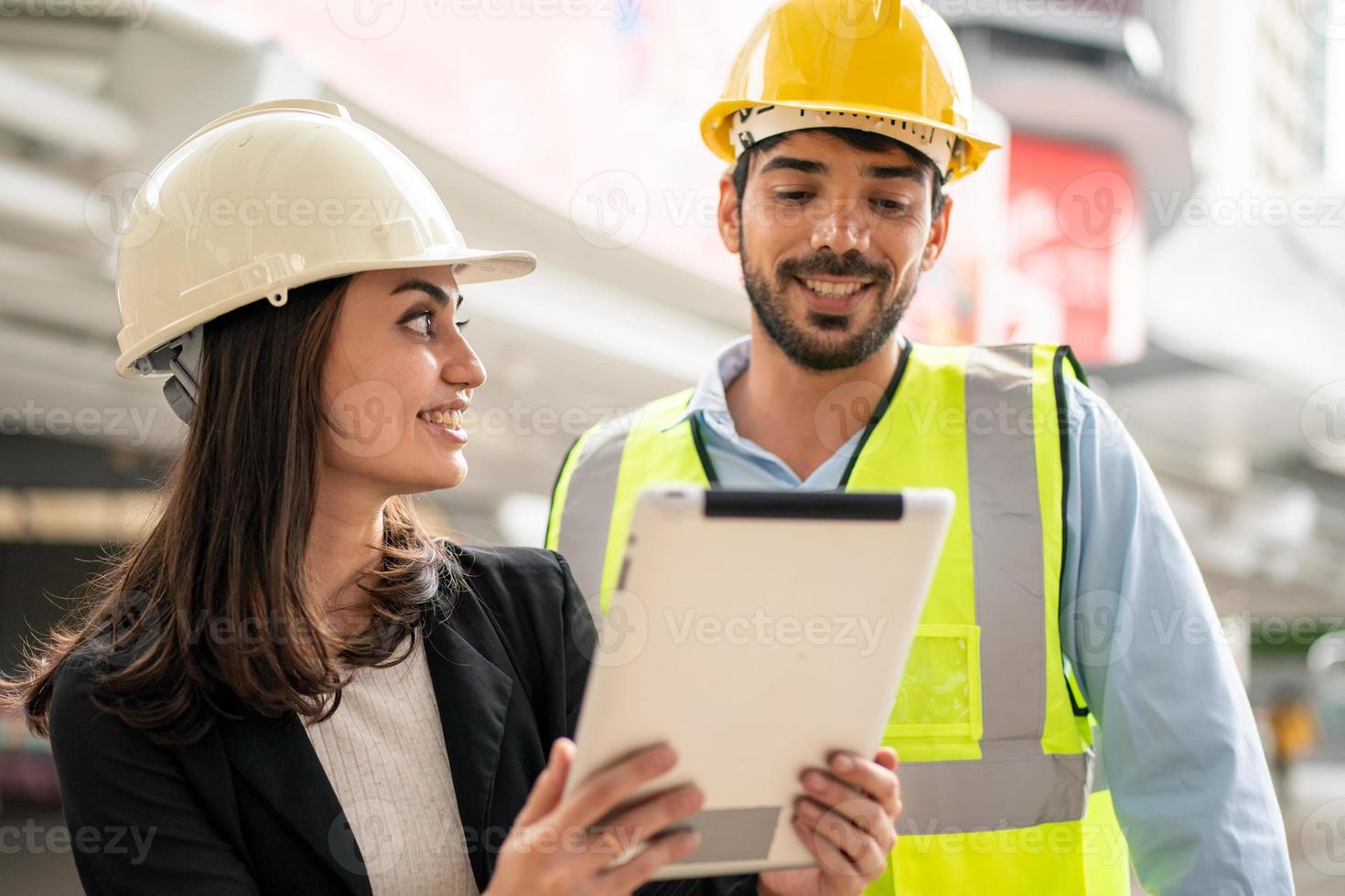 arquitectos y trabajadores en el sitio de construcción. foto