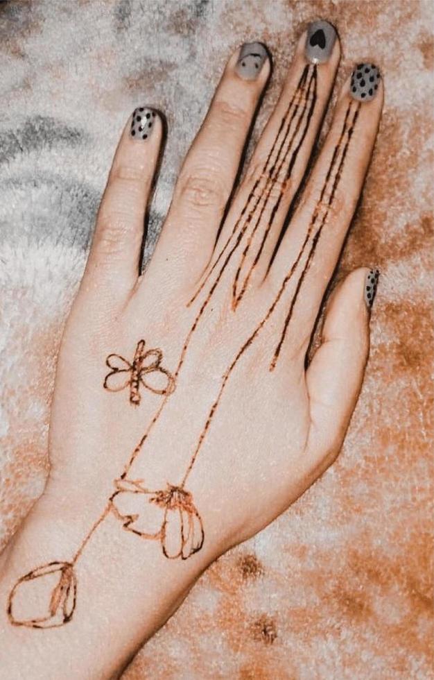 hand with henna photo