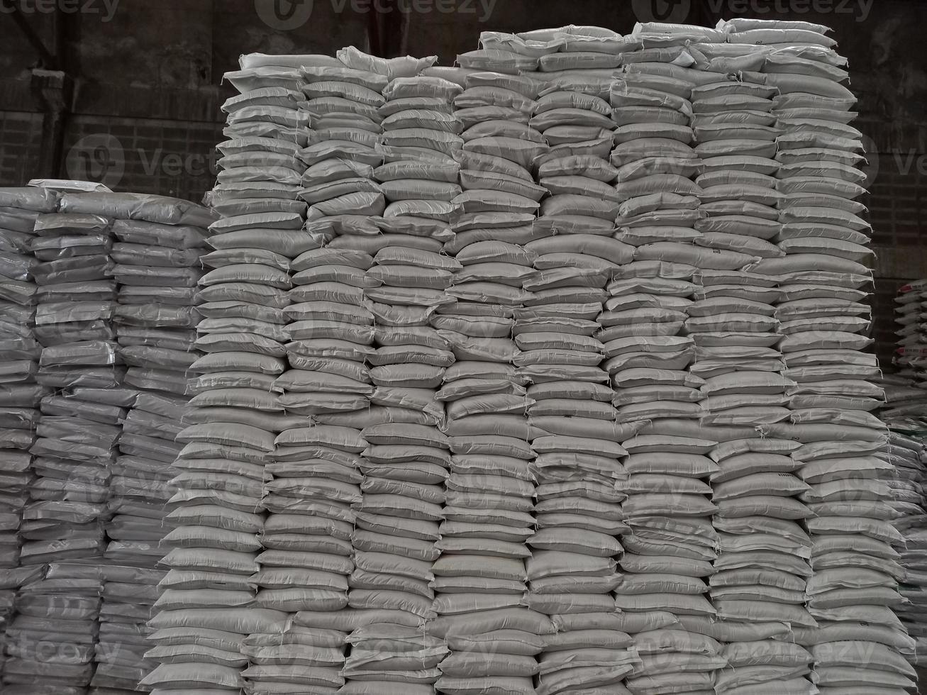 Fertilizante químico El stock de productos se empaqueta en sacos, se apila en el almacén, a la espera de su entrega. foto