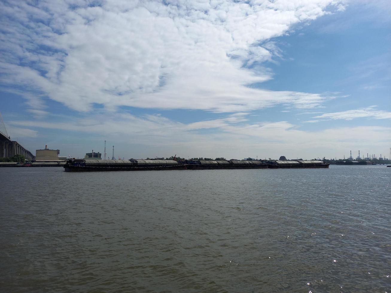 cielo despejado, mar de la tarde había un gran barco navegando en el río. foto