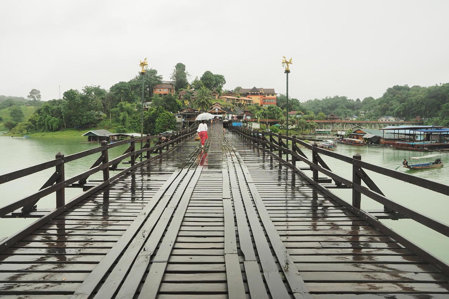 el puente de madera y la forma de vida de los aldeanos foto