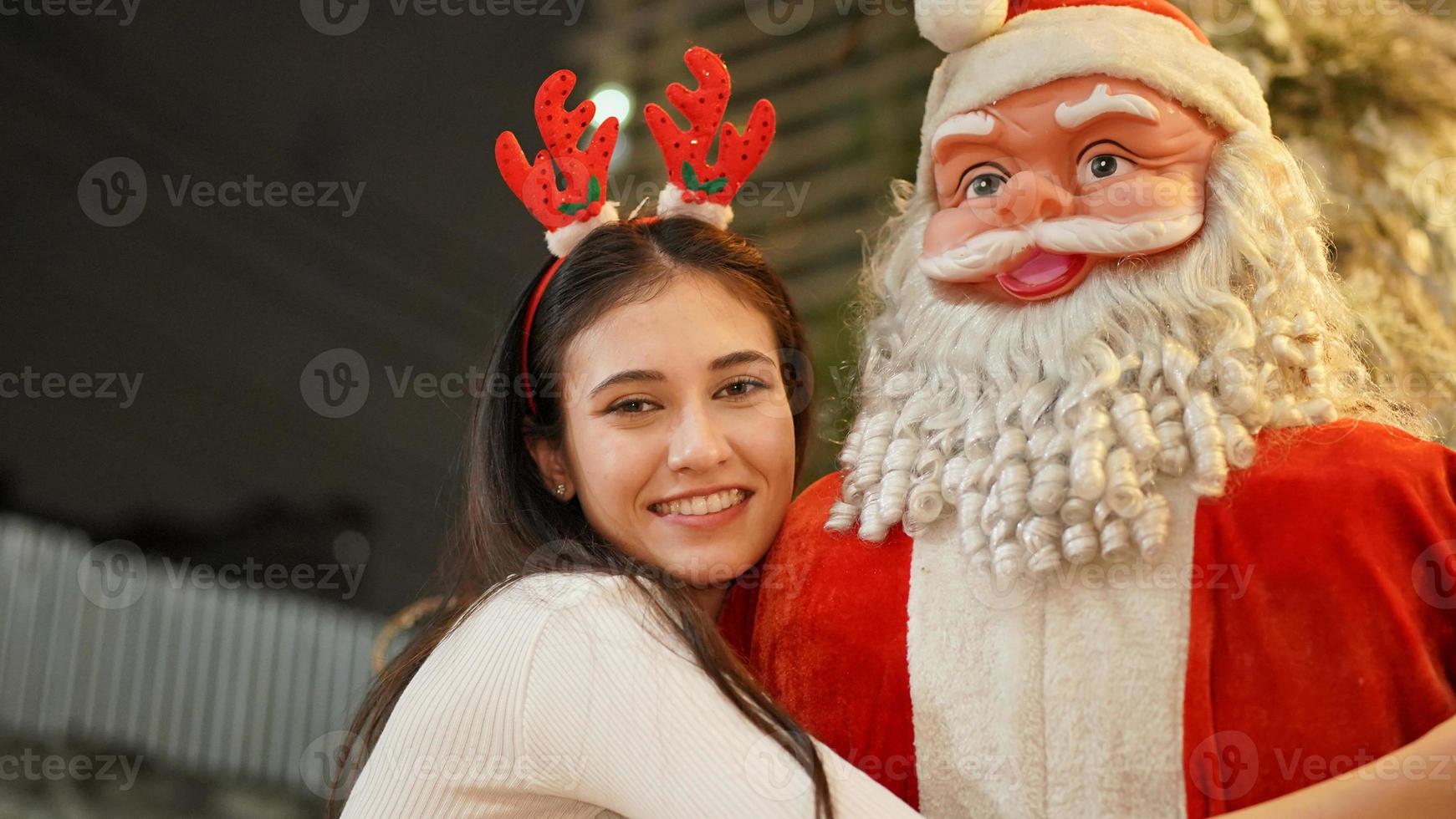 mujer atractiva joven celebrar vacaciones en vacaciones de navidad en homoe. foto