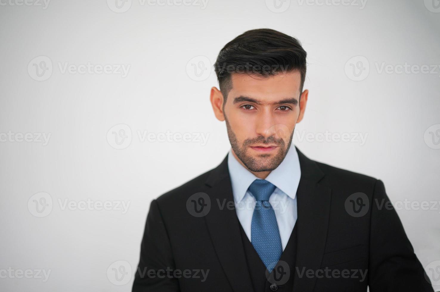 elegante joven guapo caucásico sobre fondo blanco, retrato de moda de estudio. foto