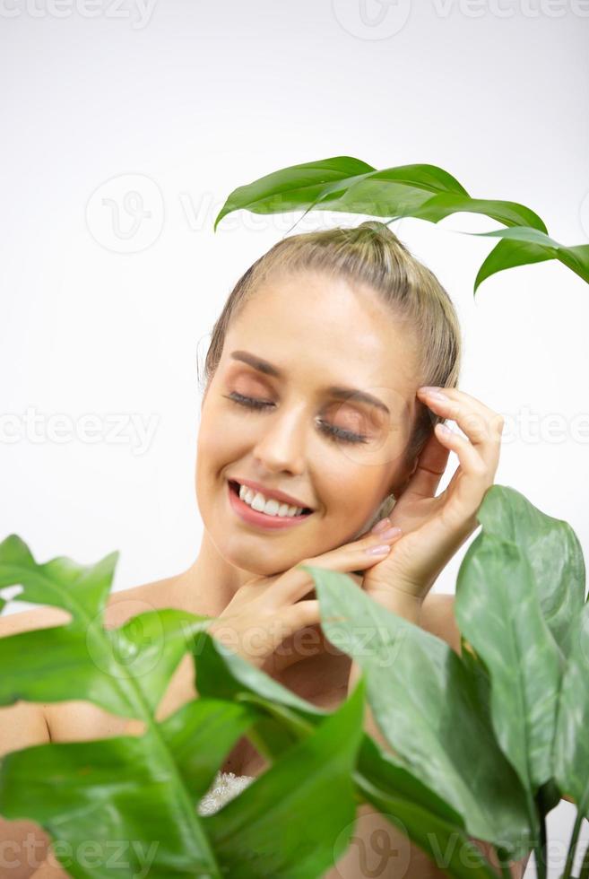 retrato, de, mujer joven, sonriente, encima, blanco, fondo gris foto