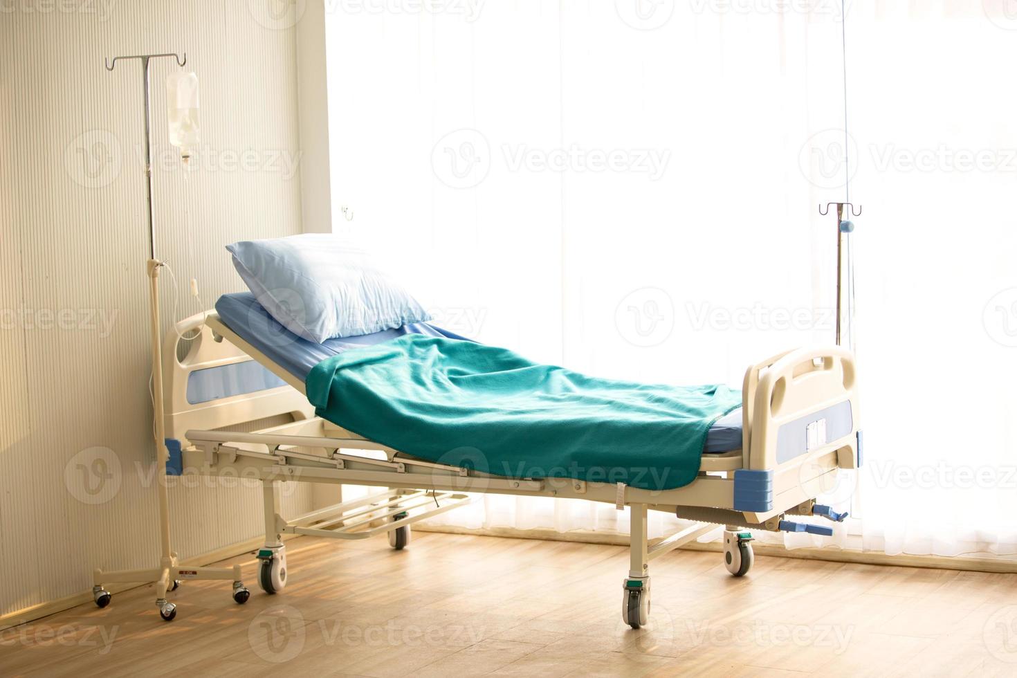 cama de paciente en sala de hospital sin cuerpo foto