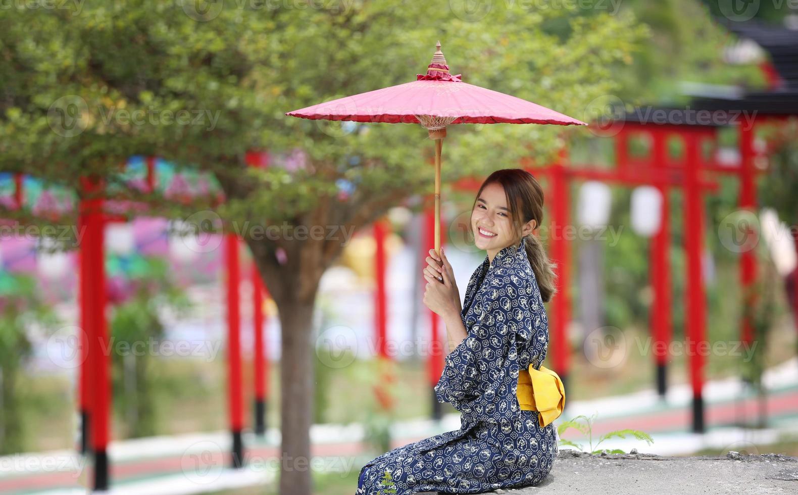 joven asiática con kimono, ropa tradicional japonesa. foto