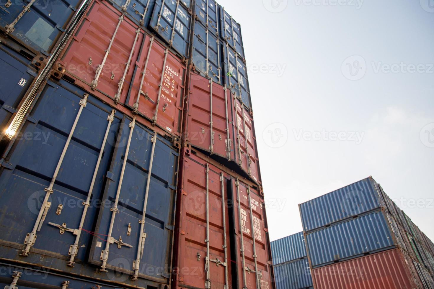 puerto de carga de contenedores astillero manejo de almacenamiento de la industria del transporte logístico. fila de contenedores apilables del almacén de distribución de importación y exportación de mercancías. envío logística transporte industrial foto