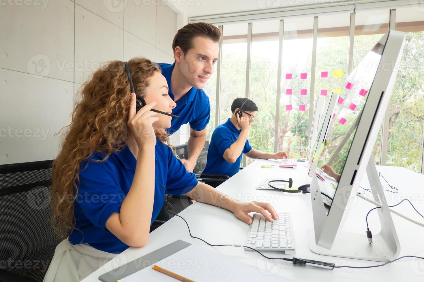 concepto de equipo de servicio. venta de operador o centro de contacto en la oficina, centro de llamadas de personas de información, oficina de soporte de ventas de equipo profesional de calidad. Empresa representante de medio ambiente en el lugar de trabajo. foto