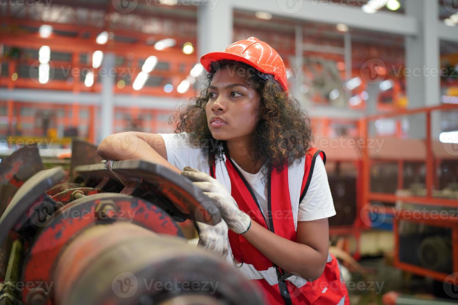 el capataz o el trabajo del trabajador en el sitio de la fábrica revisan la máquina o los productos en el sitio. ingeniero o técnico revisando material o máquina en planta. industrial y fábrica. foto