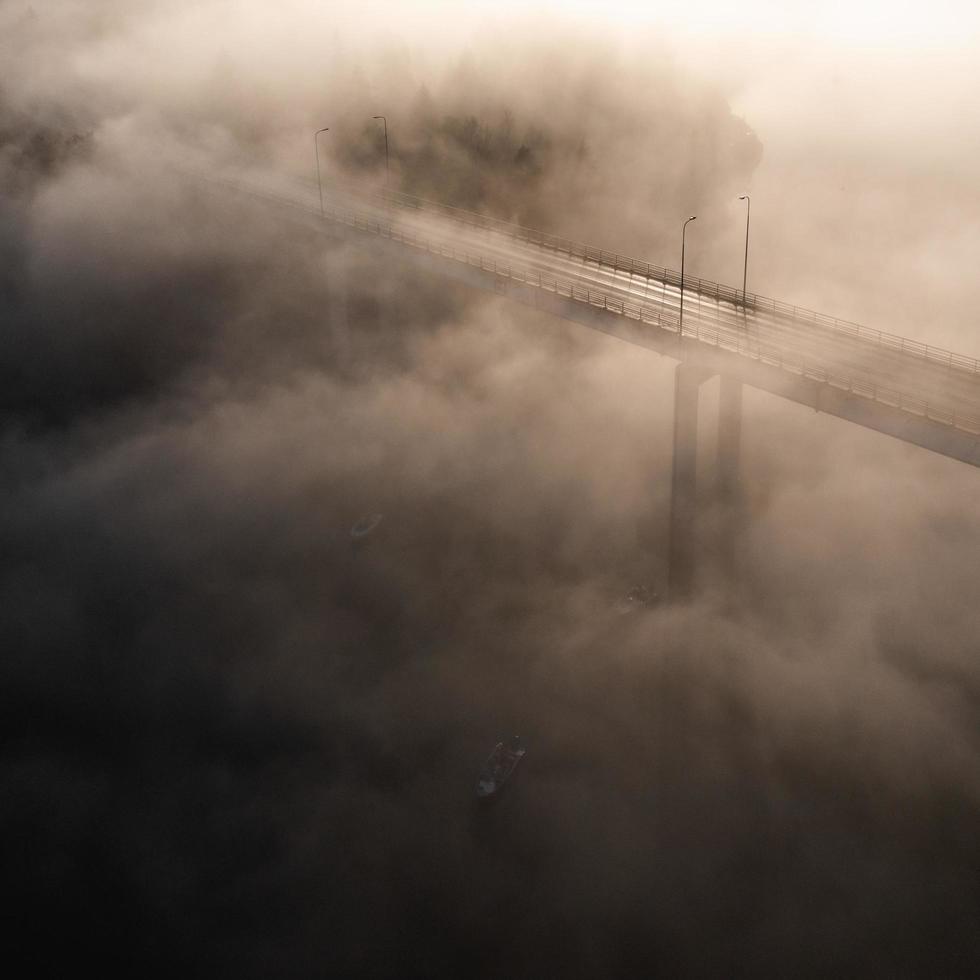 vista aérea del puente en la niebla foto