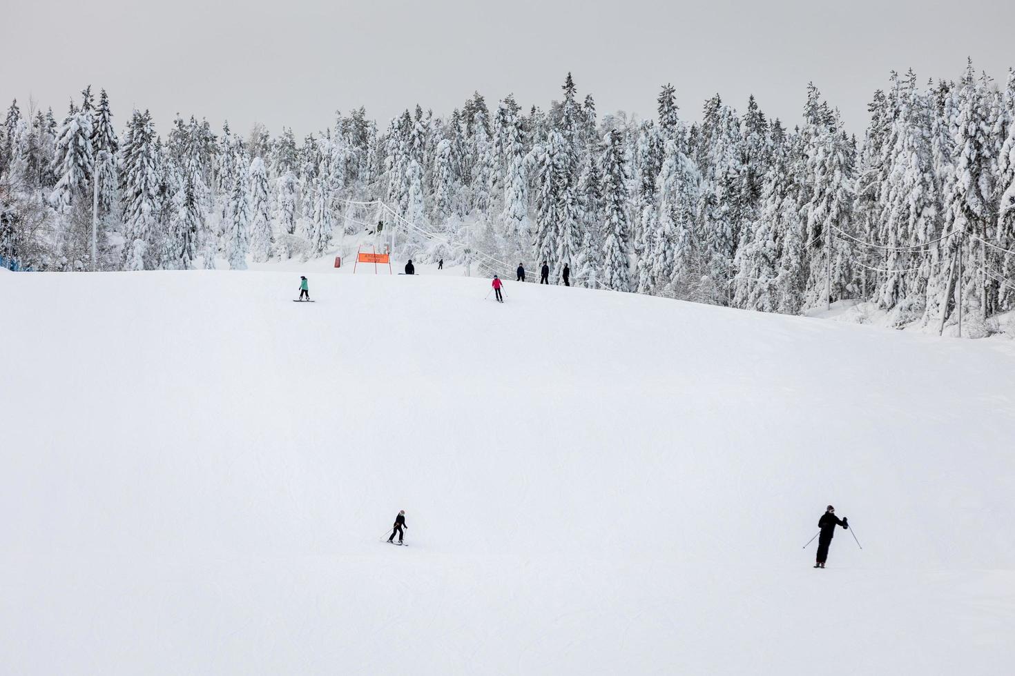 gente esquí alpino en una pendiente snovy. deportes de invierno y recreación. foto