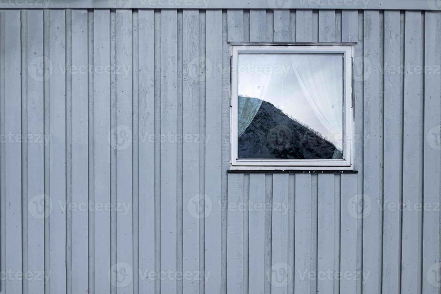 casa de pared gris de madera con ventana de escandinavo foto