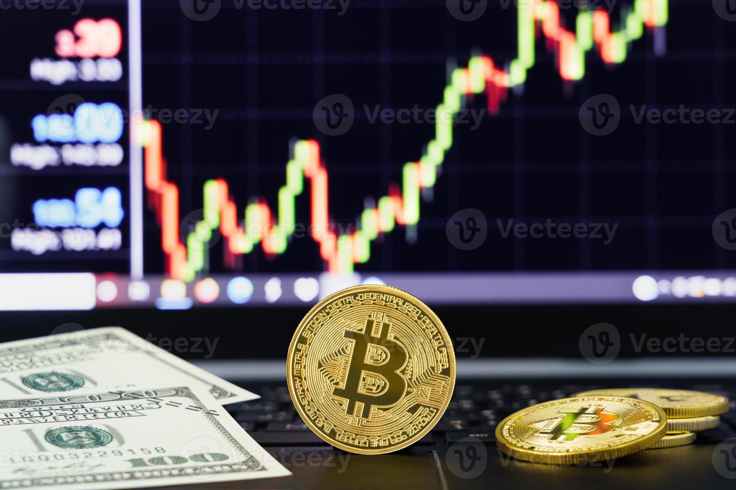 moneda bitcoin en el teclado de la computadora con el fondo del gráfico de precios de mercado foto