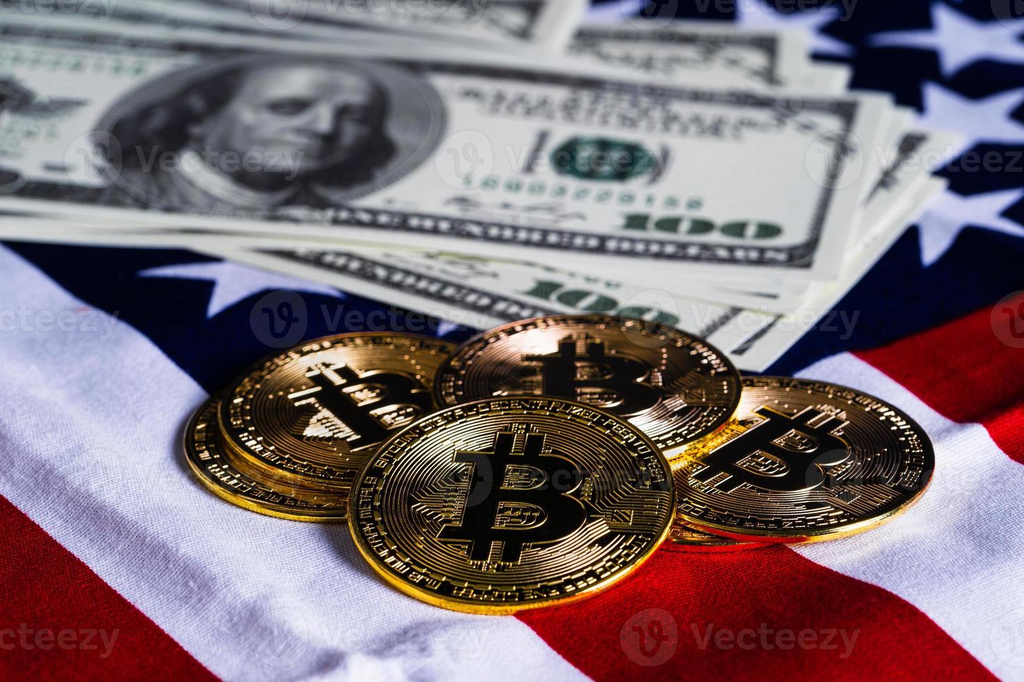 monedas y billetes de bitcoin en la bandera de estados unidos foto
