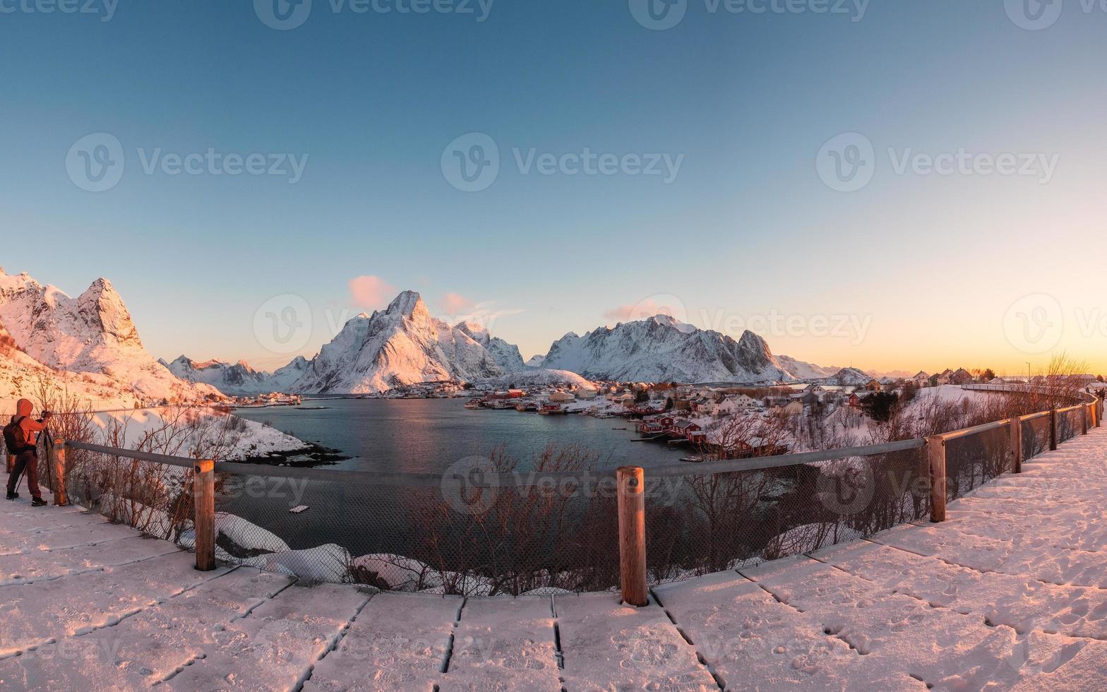 puesta de sol en el pueblo de pescadores con montaña nevada en reine foto