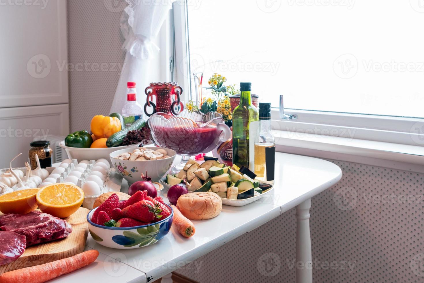 ingrediente con muchos alimentos, verduras, frutas preparándose para la cena en la mesa del comedor foto