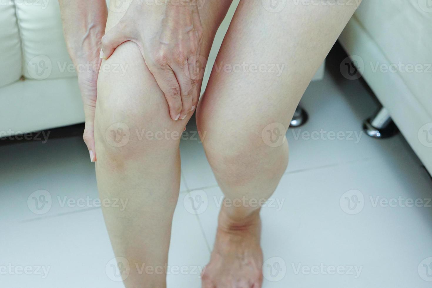 mujer que sufre de dolor de rodilla. foto