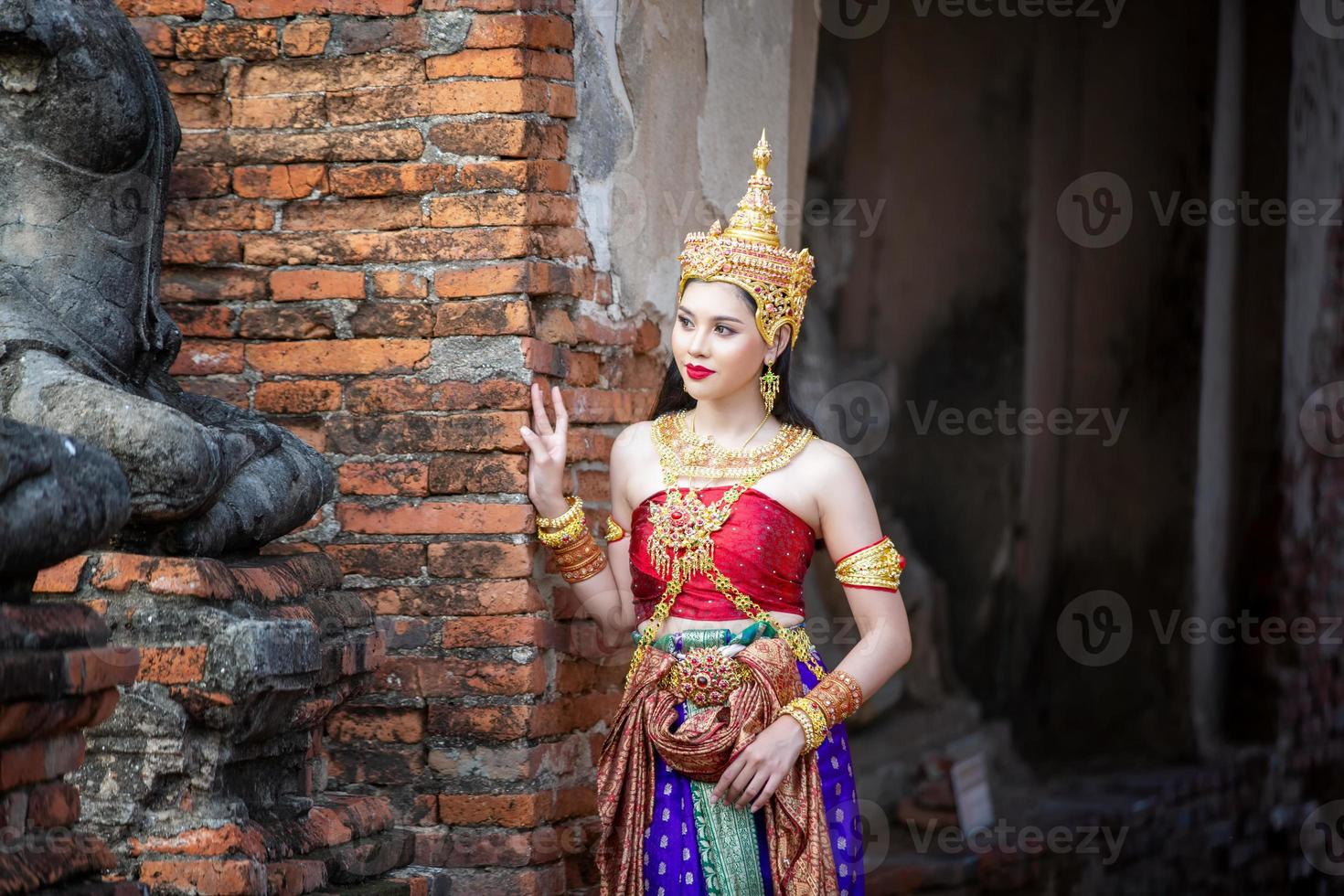 traje tailandés vestido de mujer hermosa, traje de estilo tailandés en Tailandia foto