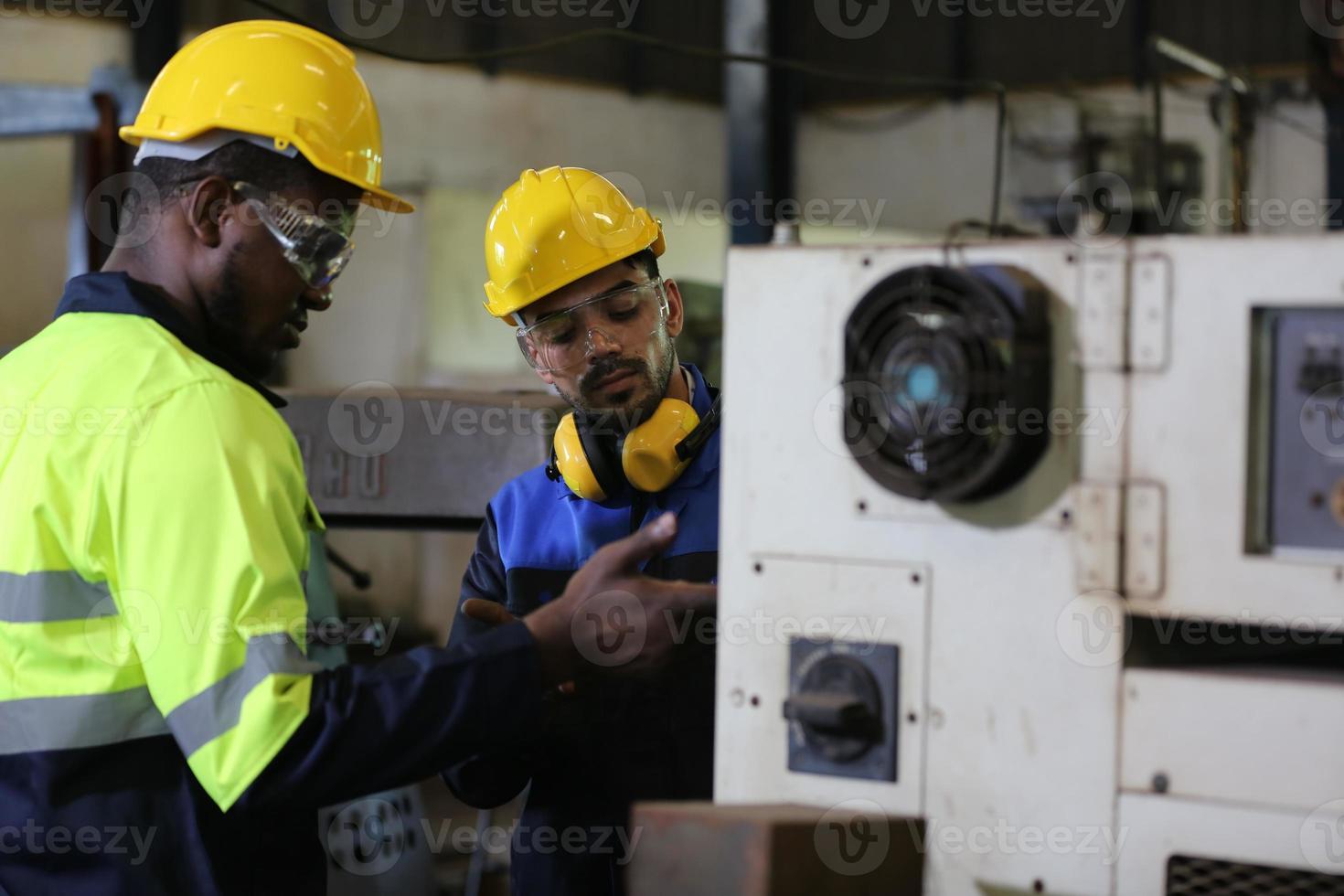 hombres profesionales, ingenieros, habilidades de los trabajadores, calidad, mantenimiento, trabajadores de la industria de capacitación, taller de almacén para operadores de fábrica, producción de equipos de ingeniería mecánica. foto