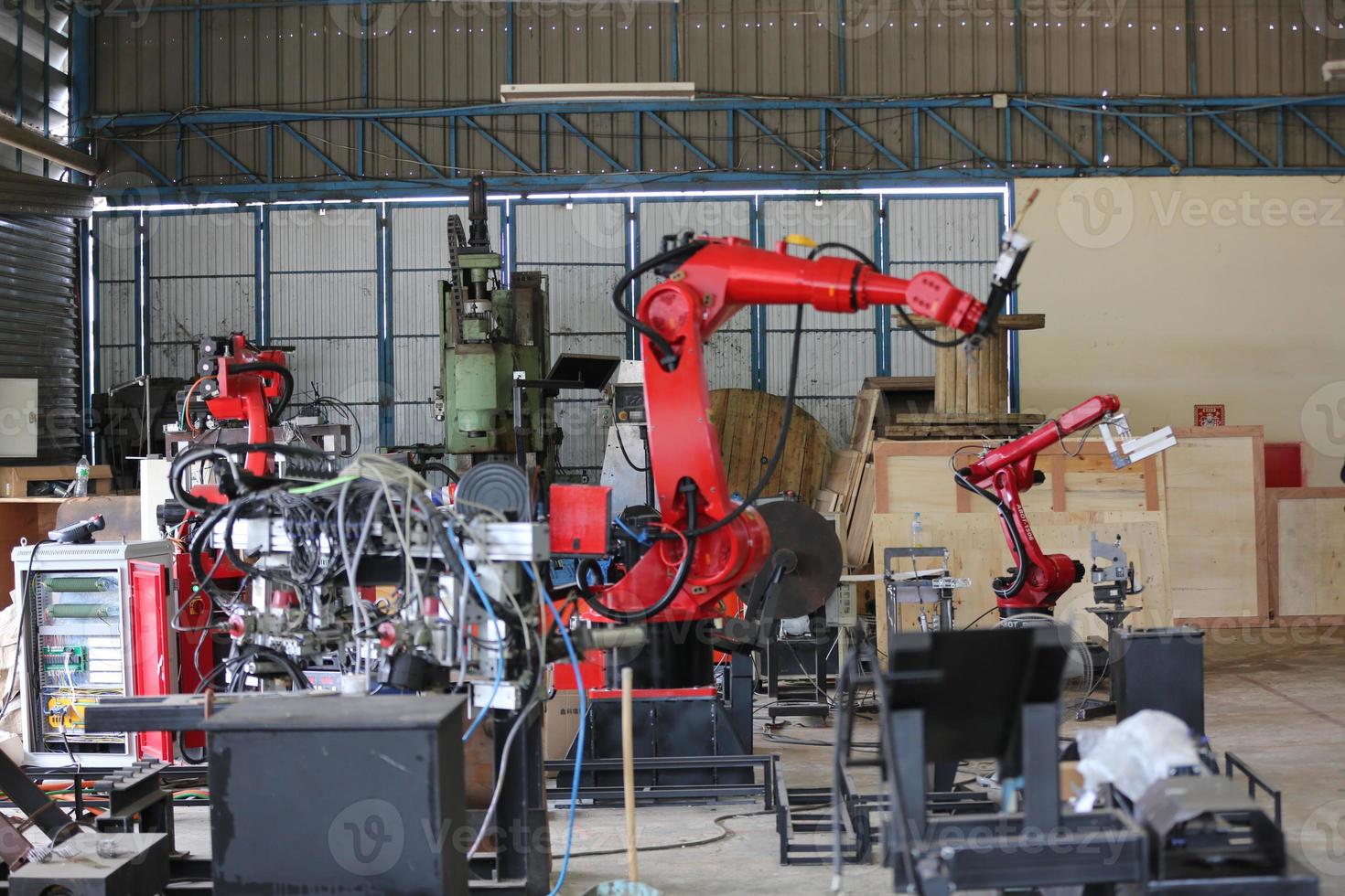 brazo robótico en la planta de la fábrica de metal. está realizando el mantenimiento de rutina del equipo de las unidades de soldadura robótica. foto