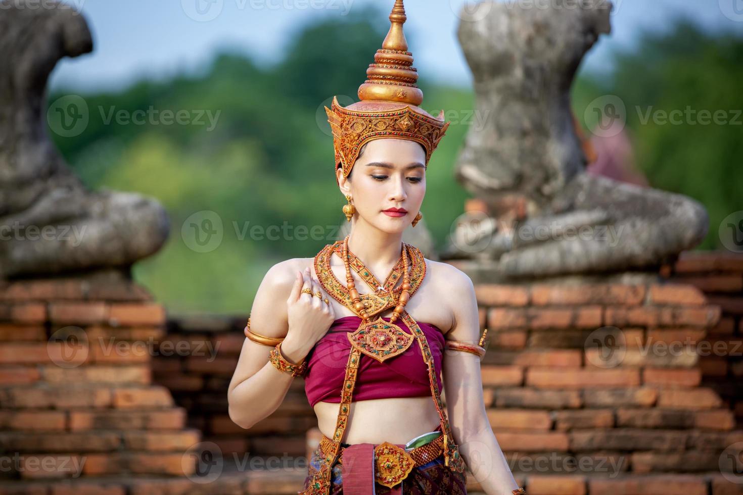 mujer de asia con vestido tradicional tailandés, el traje del vestido nacional de la antigua tailandia. foto