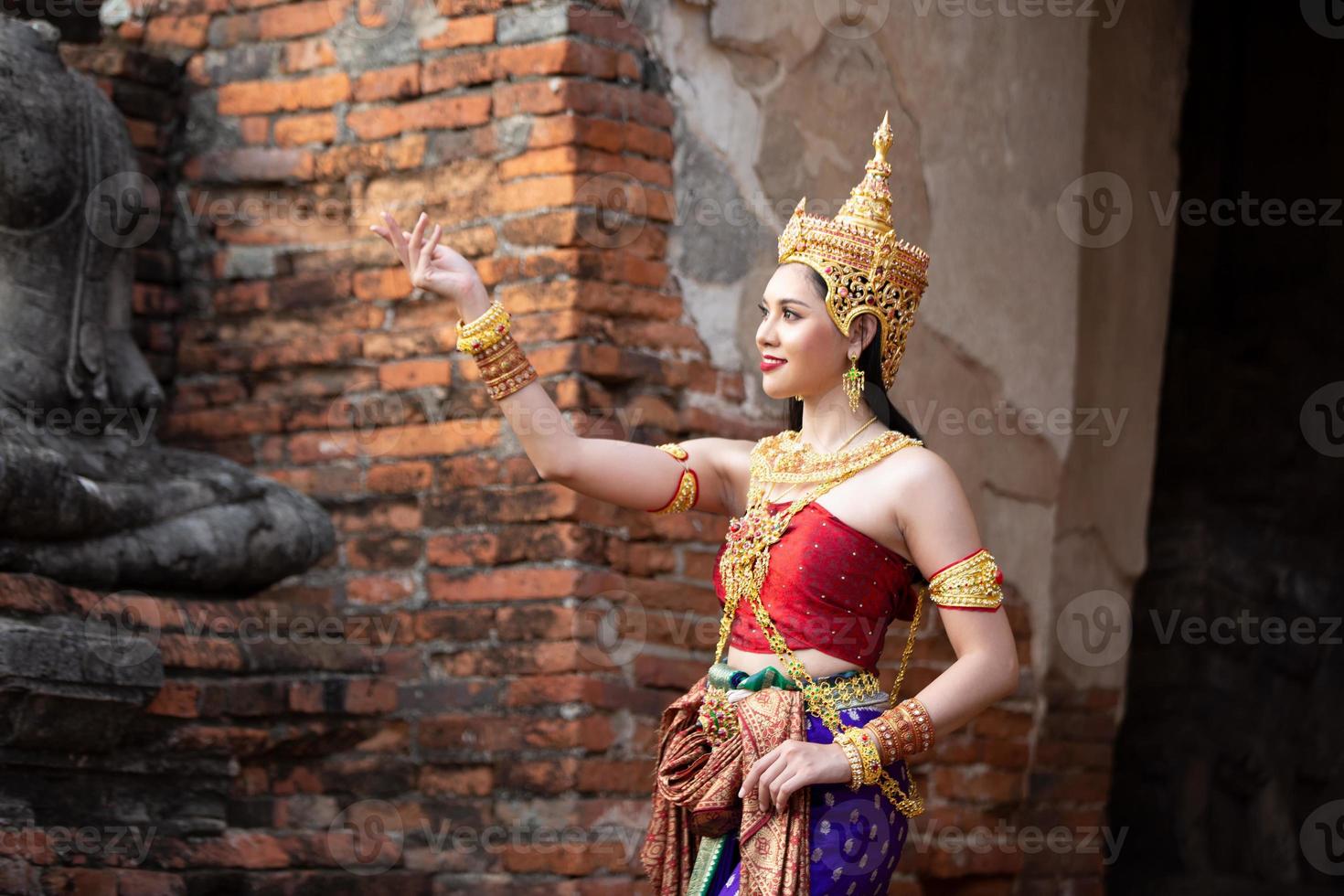 mujer de asia con vestido tradicional tailandés, el traje del vestido nacional de la antigua tailandia. foto