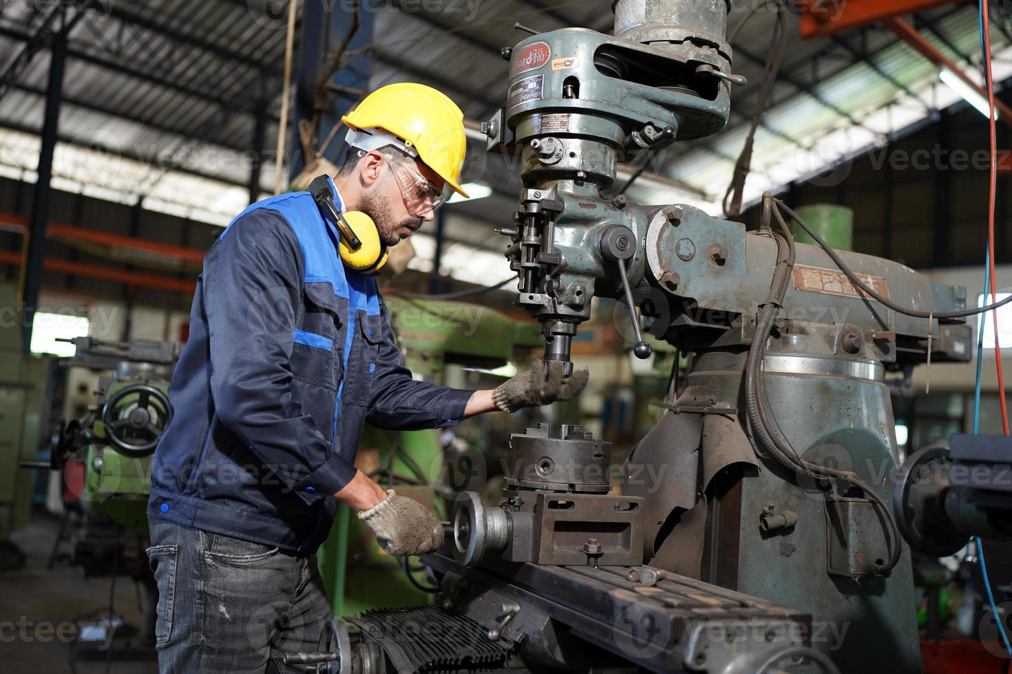 hombres profesionales, ingenieros, habilidades de los trabajadores, calidad, mantenimiento, trabajadores de la industria de capacitación, taller de almacén para operadores de fábrica, producción de equipos de ingeniería mecánica. foto