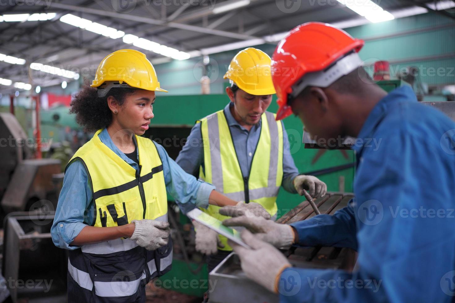 los ingenieros de mantenimiento están trabajando frente a la reparación automatizada de maquinaria cnc en una lista de verificación de mantenimiento en la línea de producción. foto