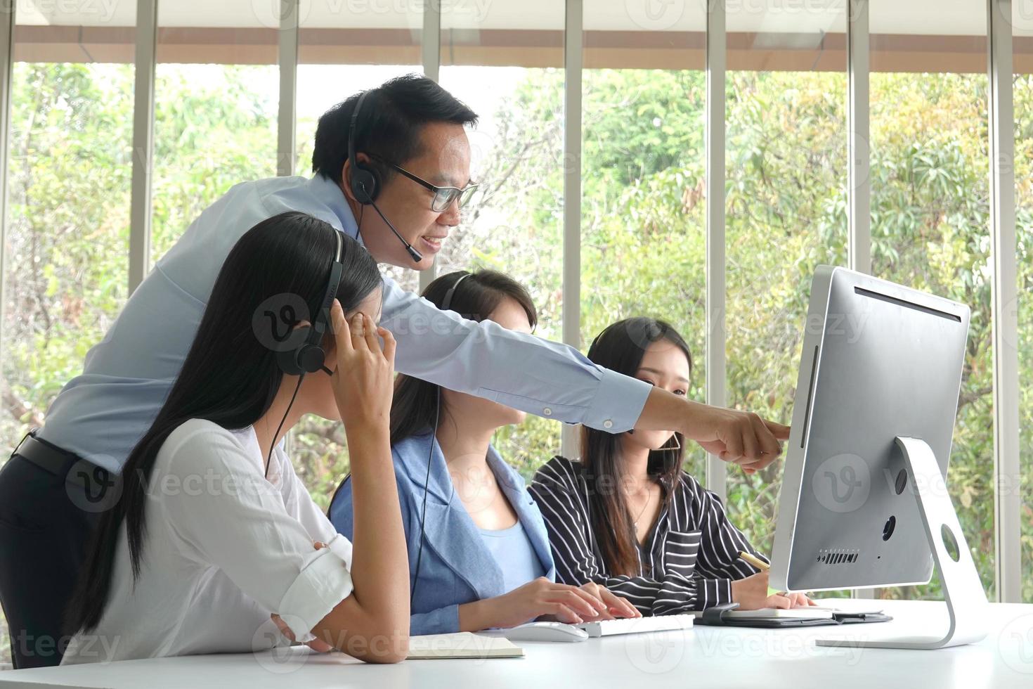 concepto de equipo de servicio. venta de operador o centro de contacto en la oficina, centro de llamadas de personas de información, oficina de soporte de ventas de equipo profesional de calidad. Empresa representante de medio ambiente en el lugar de trabajo. foto