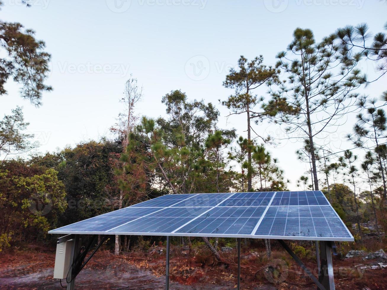 panel solar contra el fondo de la puesta de sol. fotovoltaica, fuente de electricidad alternativa. idea de recursos sostenibles foto