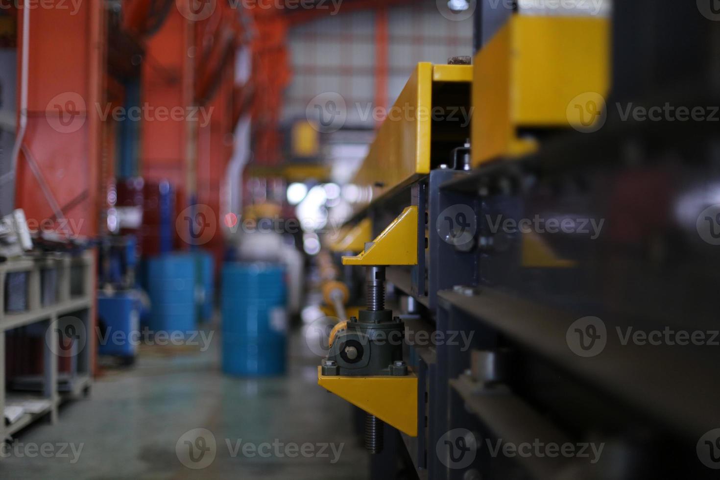 interior de una fábrica industrial pesada. el mantenimiento que busca trabajar en maquinaria industrial y verificar la configuración del sistema de seguridad en fábrica. foto