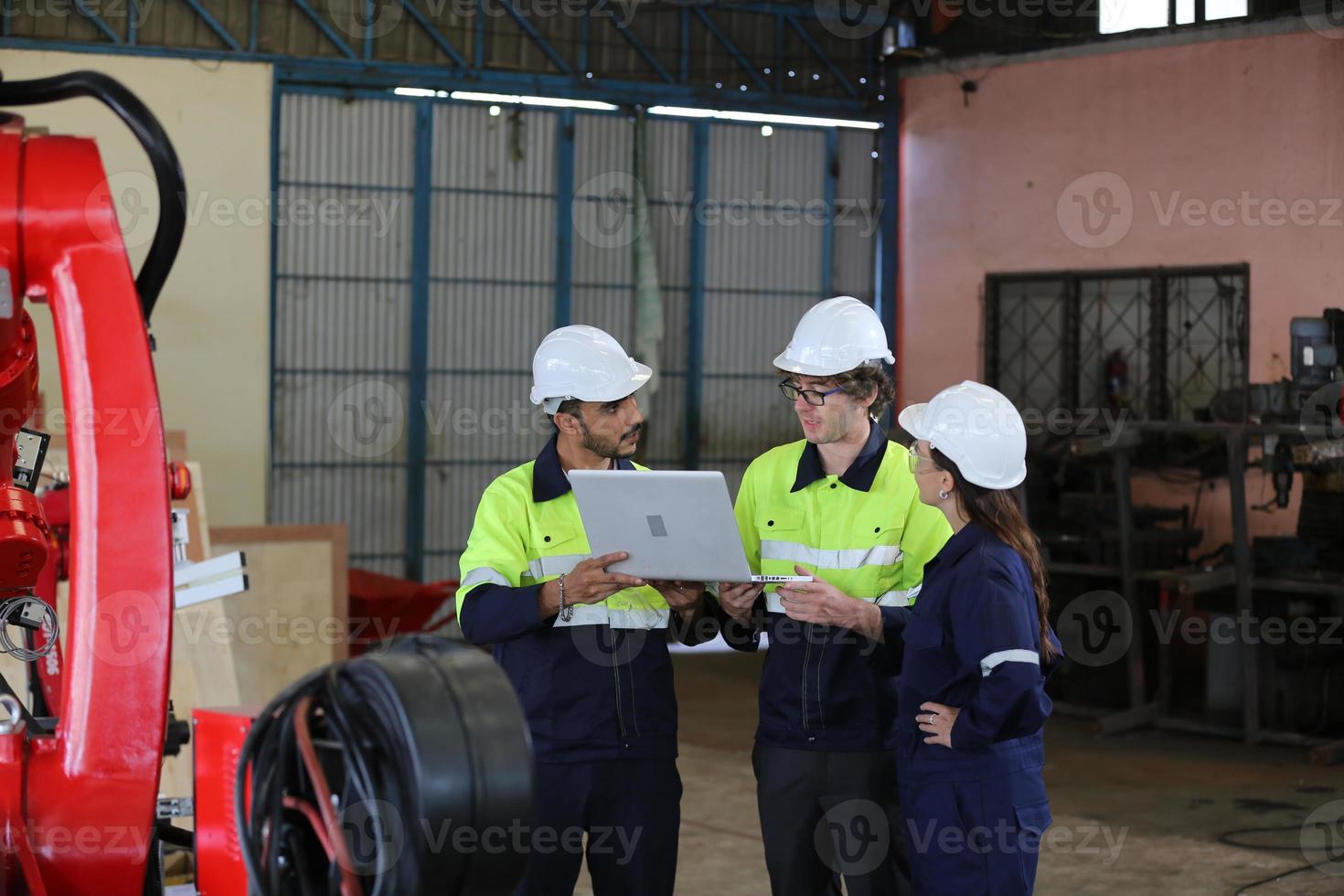 hombres profesionales, ingenieros, habilidades de los trabajadores, calidad, mantenimiento, trabajadores de la industria de capacitación, taller de almacén para operadores de fábrica, producción de equipos de ingeniería mecánica. foto