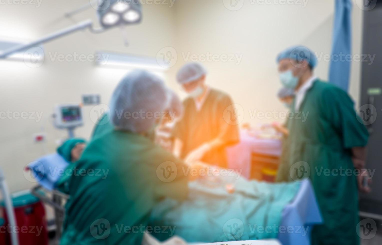 fondo borroso del quirófano moderno en el hospital con un grupo de cirujanos en quirófano con equipo quirúrgico. antecedentes médicos modernos foto