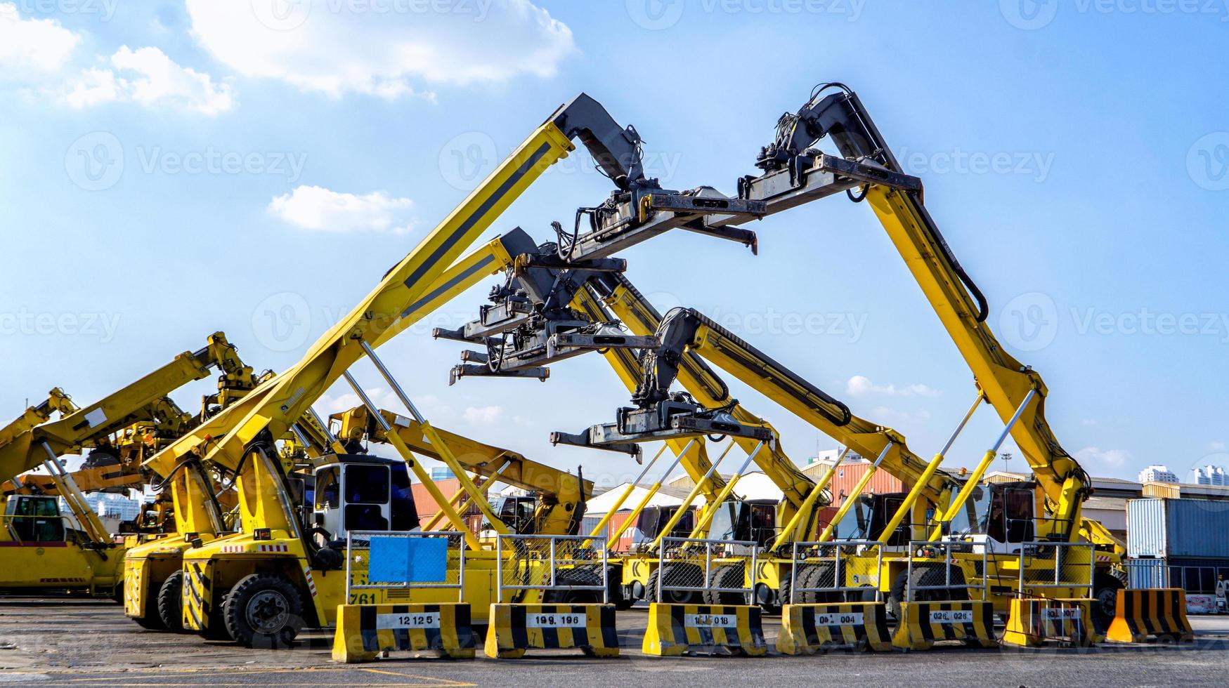 carga de contenedores en un buque de carga con grúa industrial. buque portacontenedores en empresa de logística comercial de importación y exportación. concepto de industria y transporte. foto