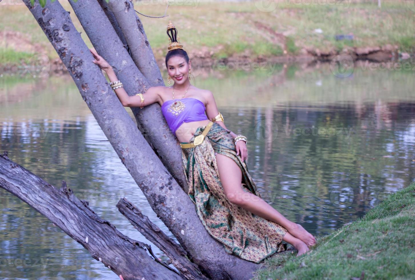 mujer de asia con vestido tradicional tailandés, el traje del vestido nacional de la antigua tailandia. foto