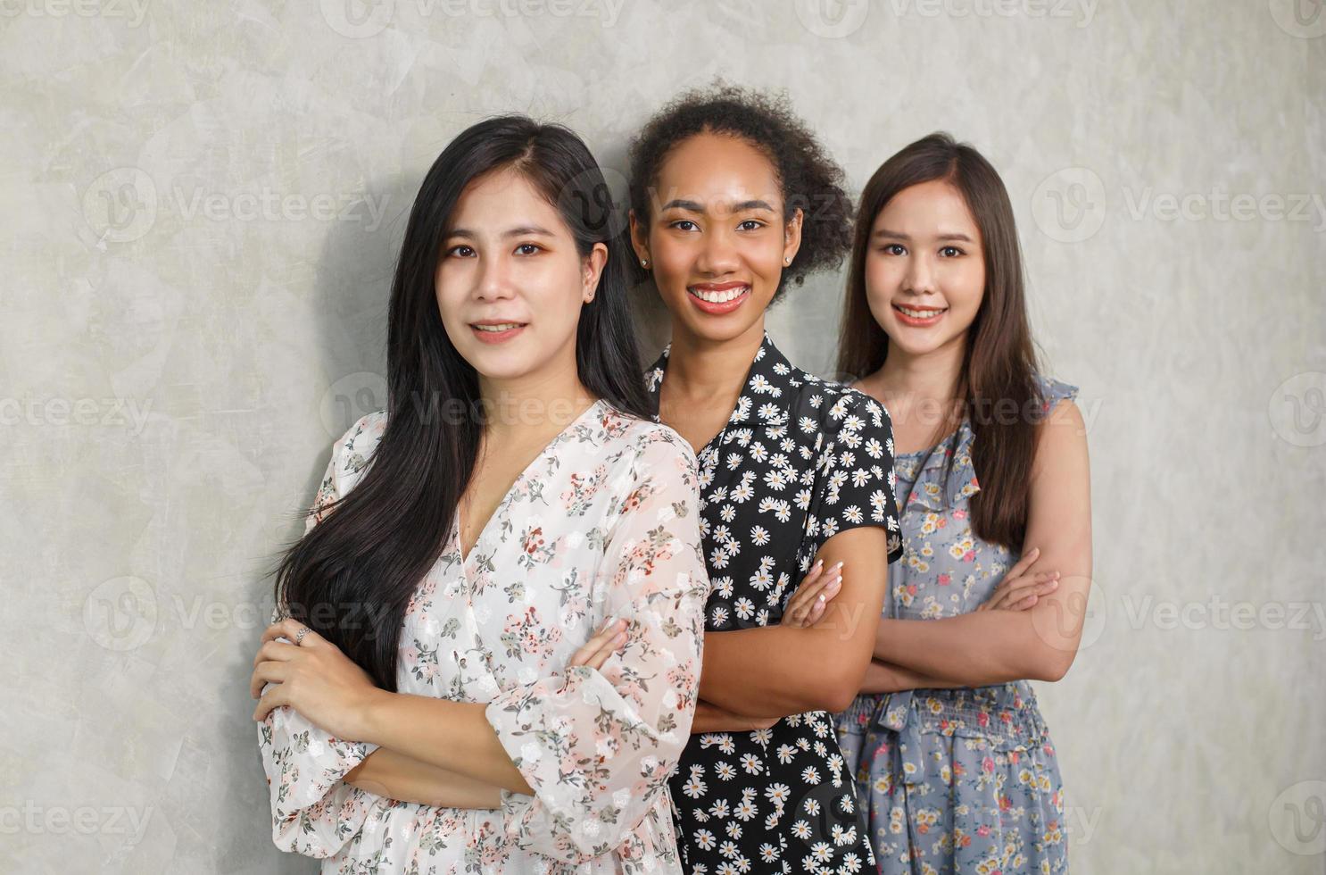 cierra el retrato de estilo de vida interior de tres divertidos jóvenes amigos que se divierten y fingen caras. ambiente de fiesta en casa. día Internacional de la Mujer. grupo de tres mujeres jóvenes felices con una sonrisa. generación z foto