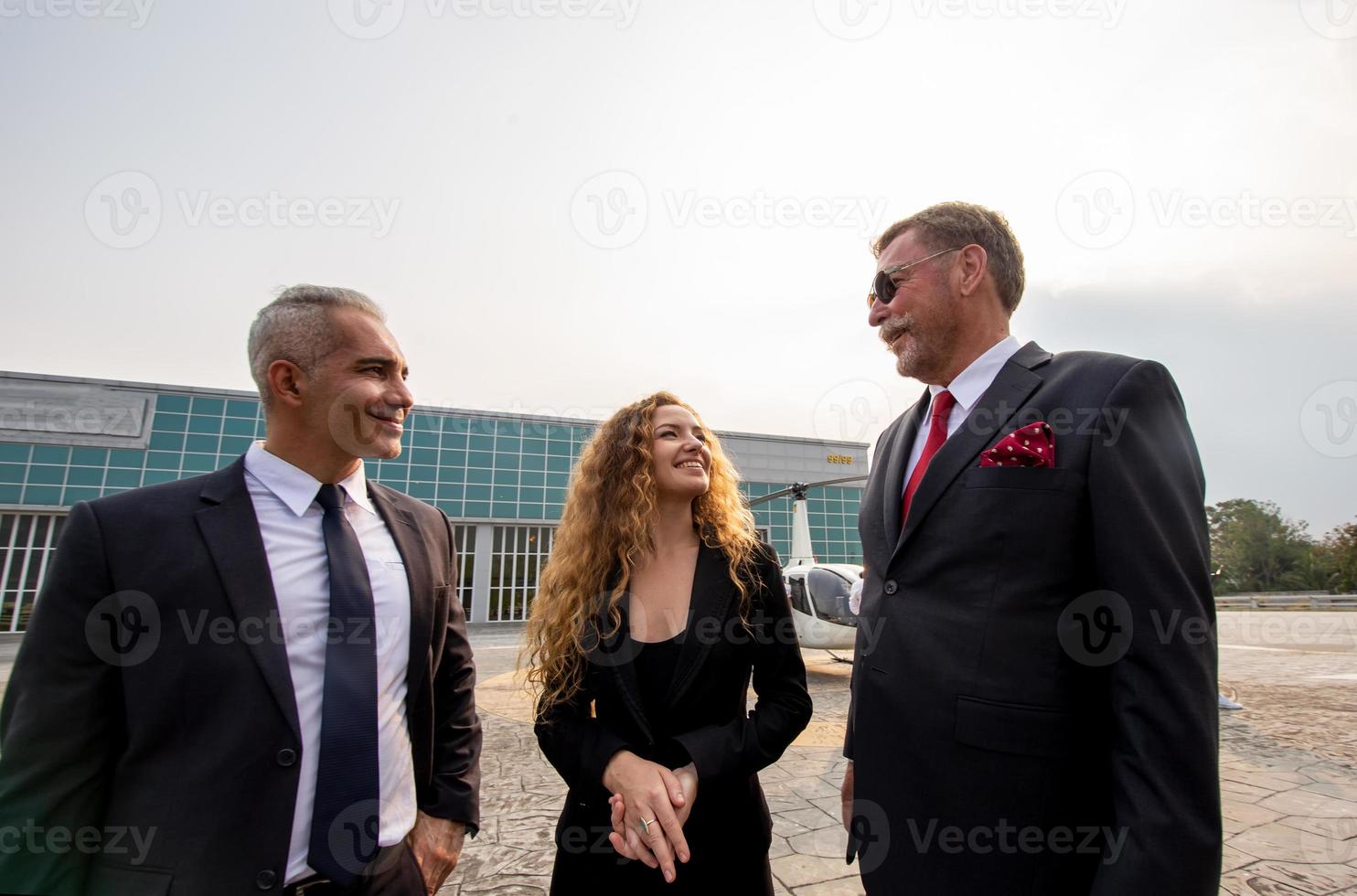 los empresarios exitosos que se unen se ensanchan mostrando una fuerte relación de comunidad de trabajadores. un equipo de hombres de negocios y mujeres de negocios que expresan un sólido trabajo en equipo en la oficina moderna. foto