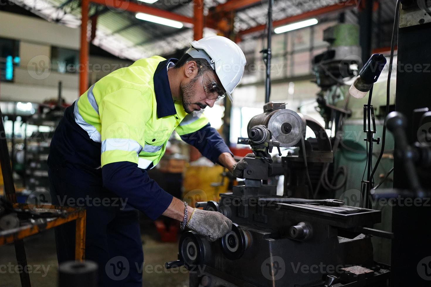 hombres profesionales, ingenieros, habilidades de los trabajadores, calidad, mantenimiento, trabajadores de la industria de capacitación, taller de almacén para operadores de fábrica, producción de equipos de ingeniería mecánica. foto