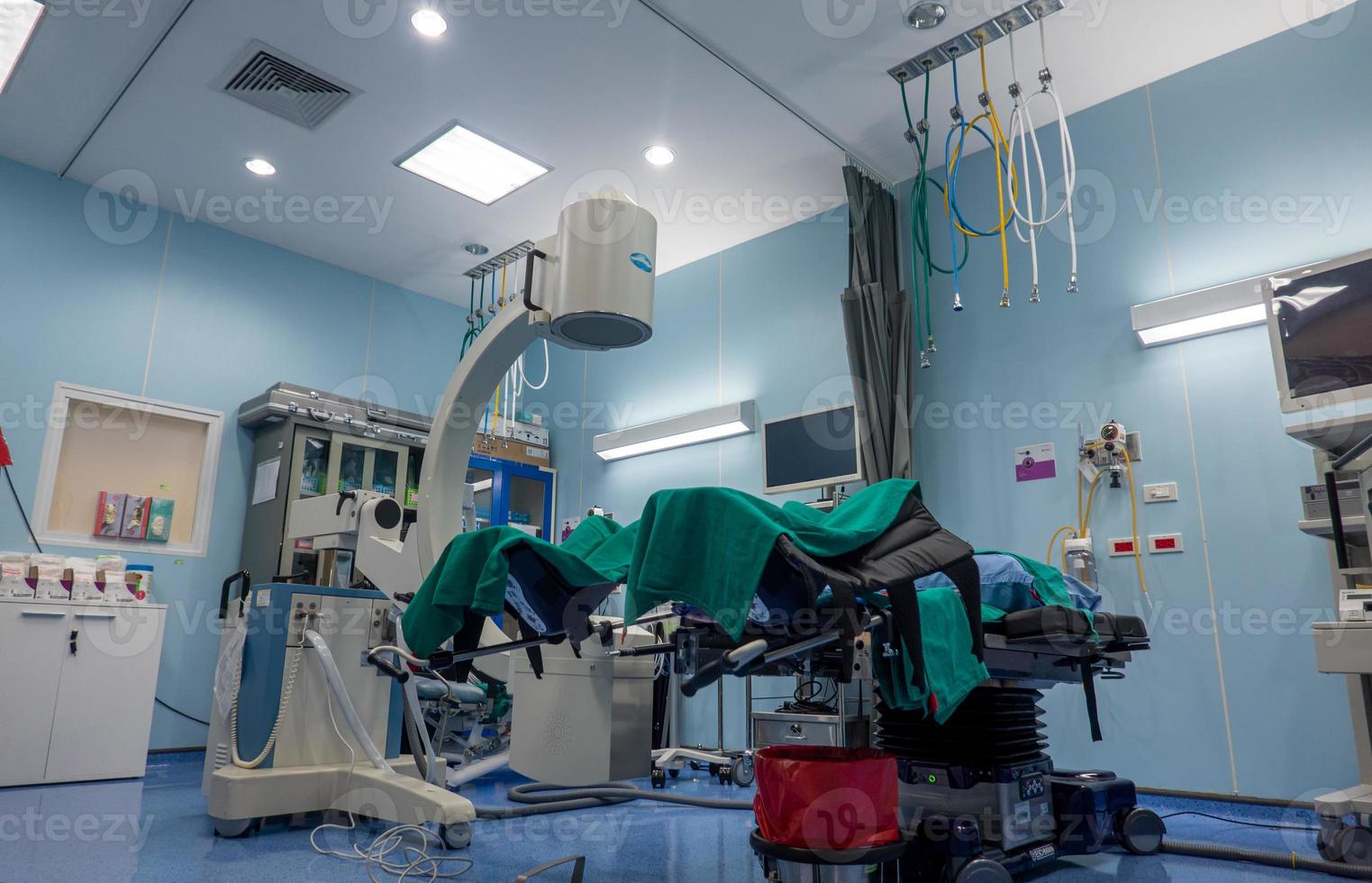 interior de quirófano en clínica moderna, quirófano con equipamiento moderno. foto