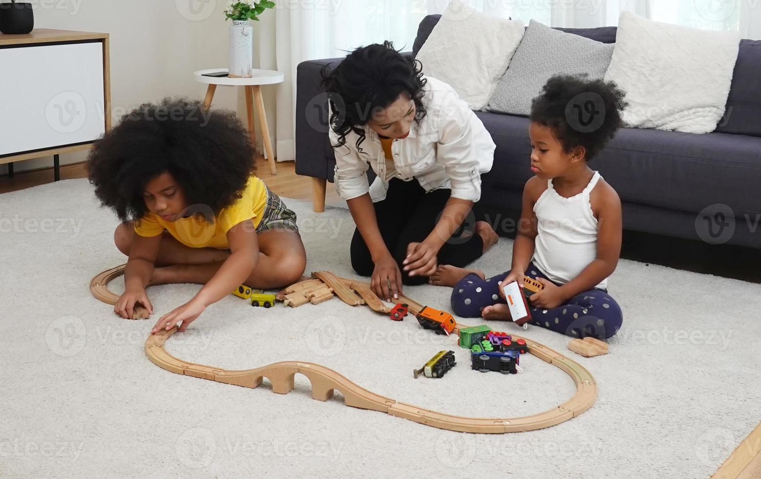 retrato de una feliz familia afroamericana con niños pequeños sentados y relajados en el sofá abrazados, sonrientes padres negros descansan en el sofá abrazando a los niños en edad preescolar posando juntos para una foto en casa