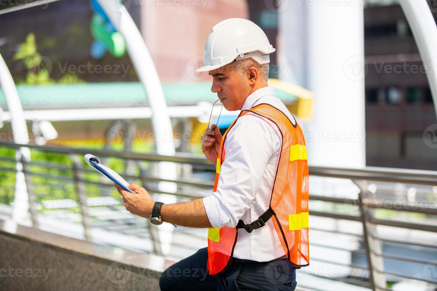 arquitecto de ingeniero de construcción que trabaja en el sitio de construcción y gestión en el sitio de construcción foto