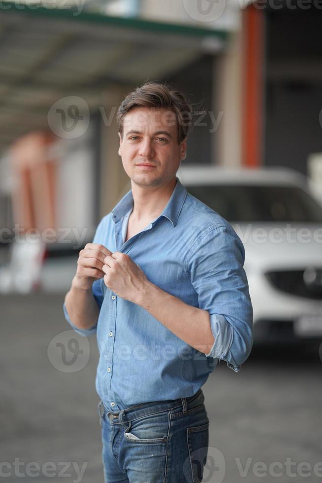 elegante joven guapo caucásico en retrato de moda de estilo casual. foto