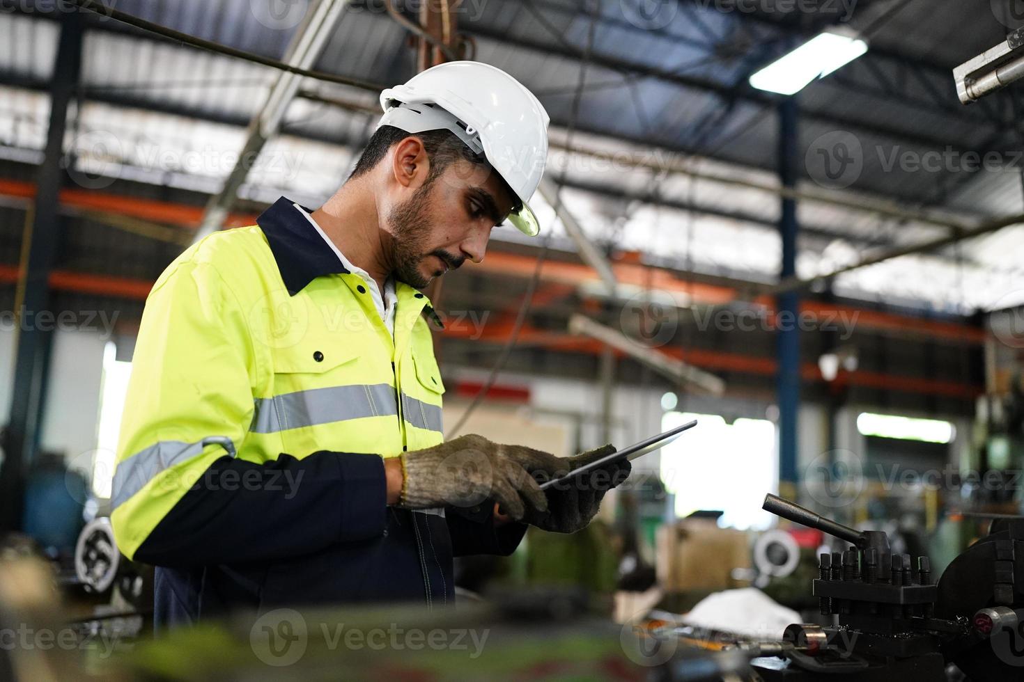 hombres profesionales, ingenieros, habilidades de los trabajadores, calidad, mantenimiento, trabajadores de la industria de capacitación, taller de almacén para operadores de fábrica, producción de equipos de ingeniería mecánica. foto