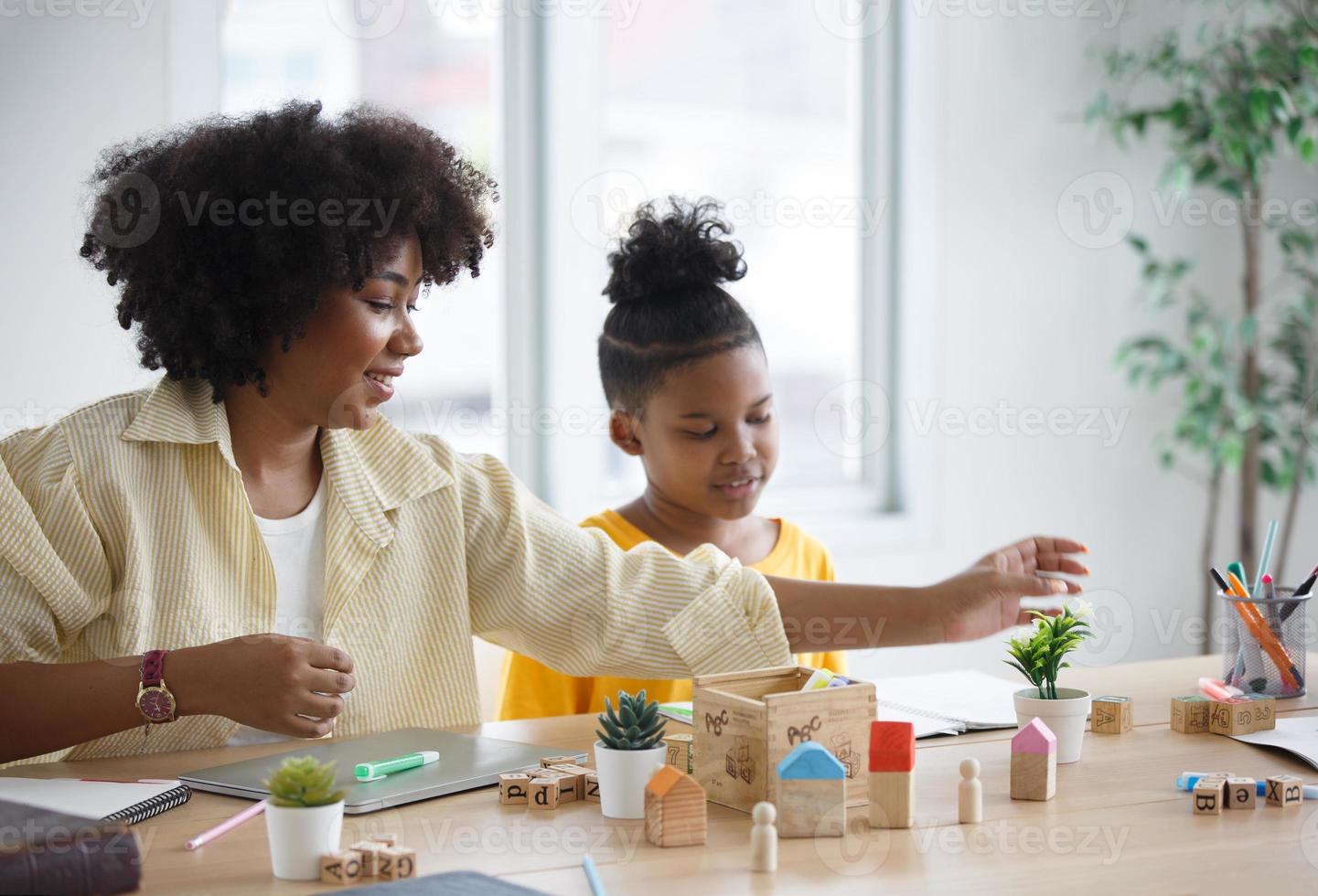 los niños afroamericanos estudian con amigos en clase. foto