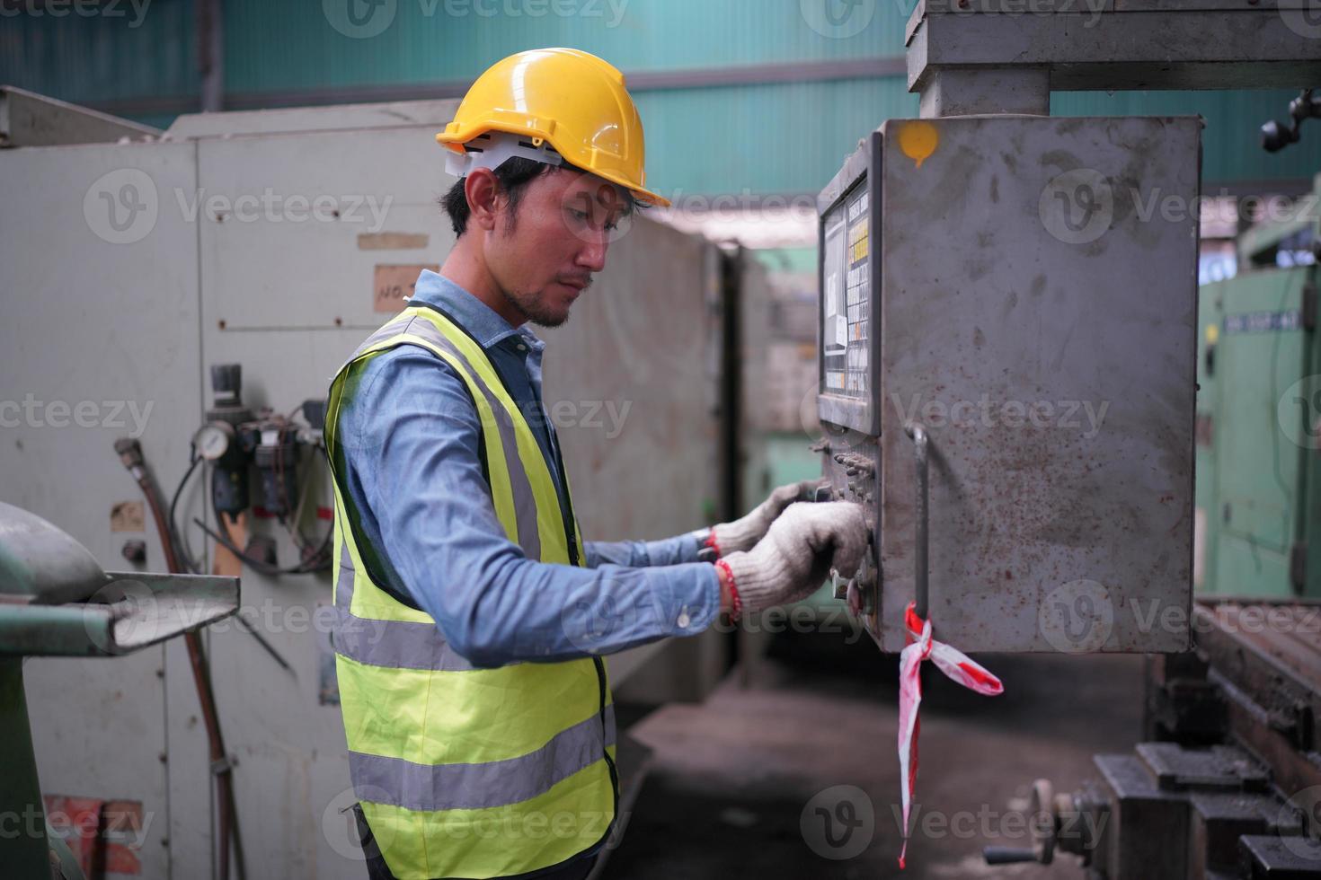 los ingenieros de mantenimiento están trabajando frente a la reparación automatizada de maquinaria cnc en una lista de verificación de mantenimiento en la línea de producción. foto