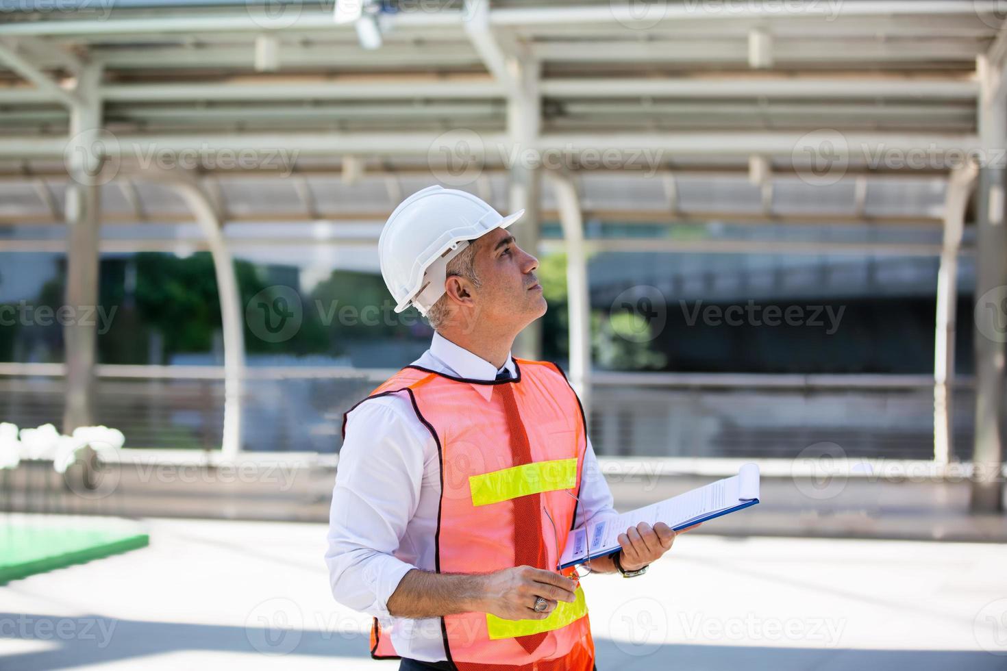 arquitecto de ingeniero de construcción que trabaja en el sitio de construcción y gestión en el sitio de construcción foto