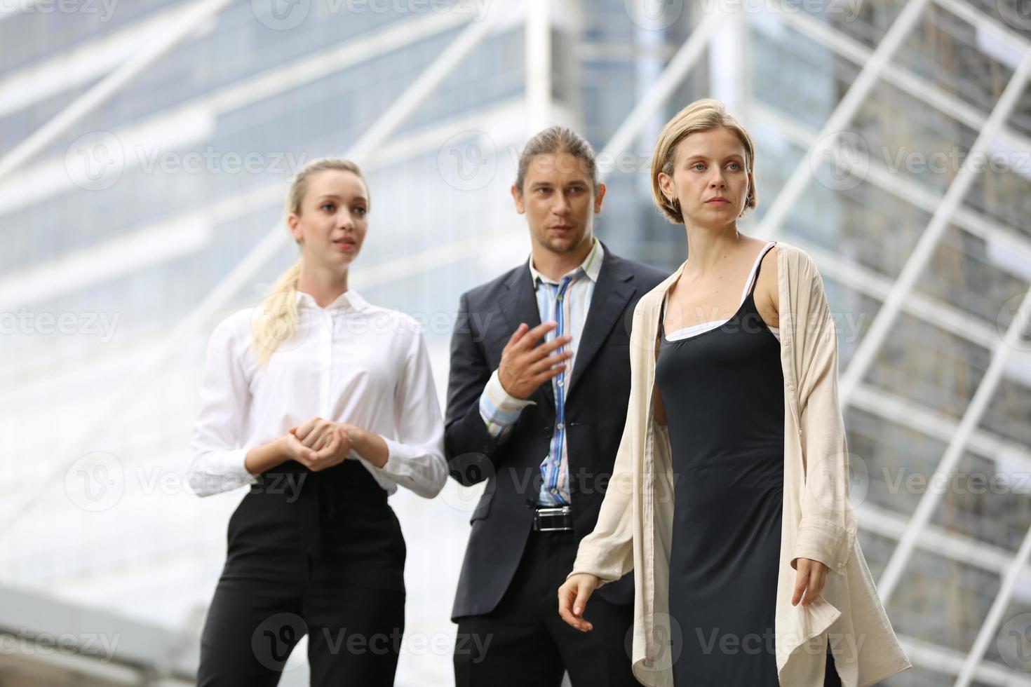 los empresarios exitosos que se unen se ensanchan mostrando una fuerte relación de comunidad de trabajadores. un equipo de hombres de negocios y mujeres de negocios que expresan un sólido trabajo en equipo en la oficina moderna. foto